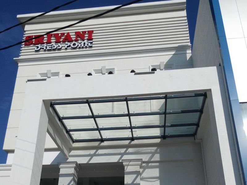Design & construction of commercial building for Sriyani Dress Point Kurunegala